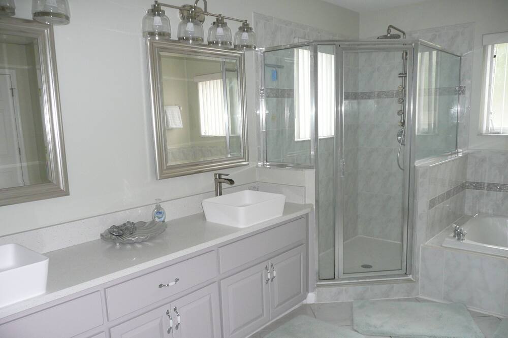 Photo of Bathroom in Sunset Lakes