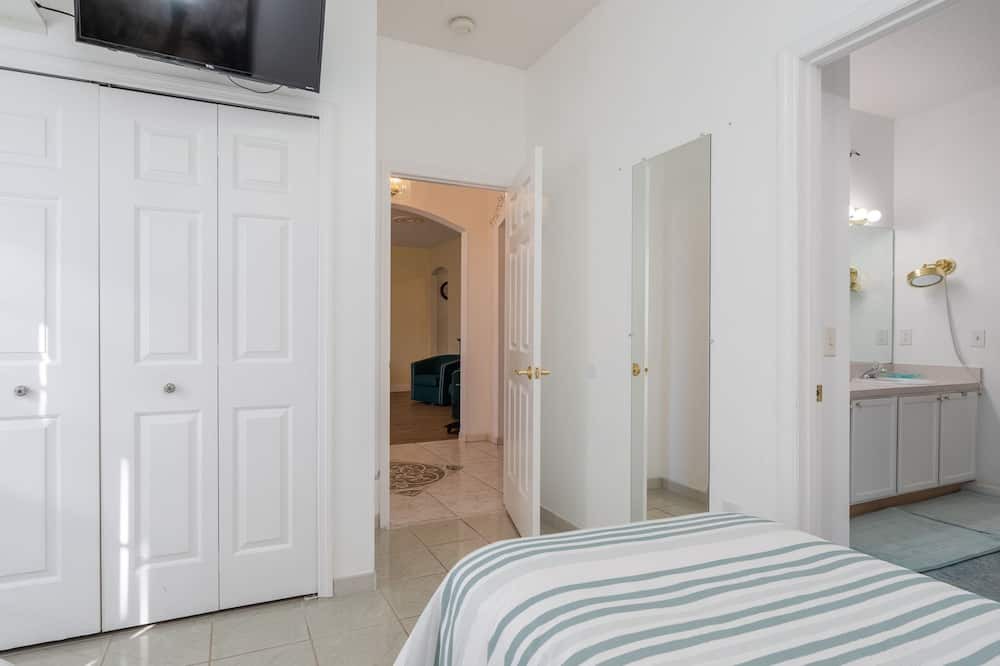 Photo of Bedroom in Crescent Lakes