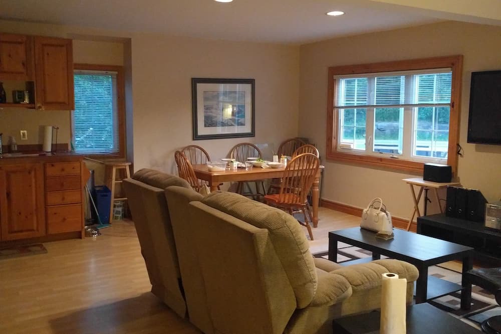 Photo of Livingroom in Gravenhurst