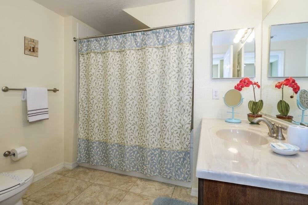 Photo of Bathroom in Venetian Bay Villages