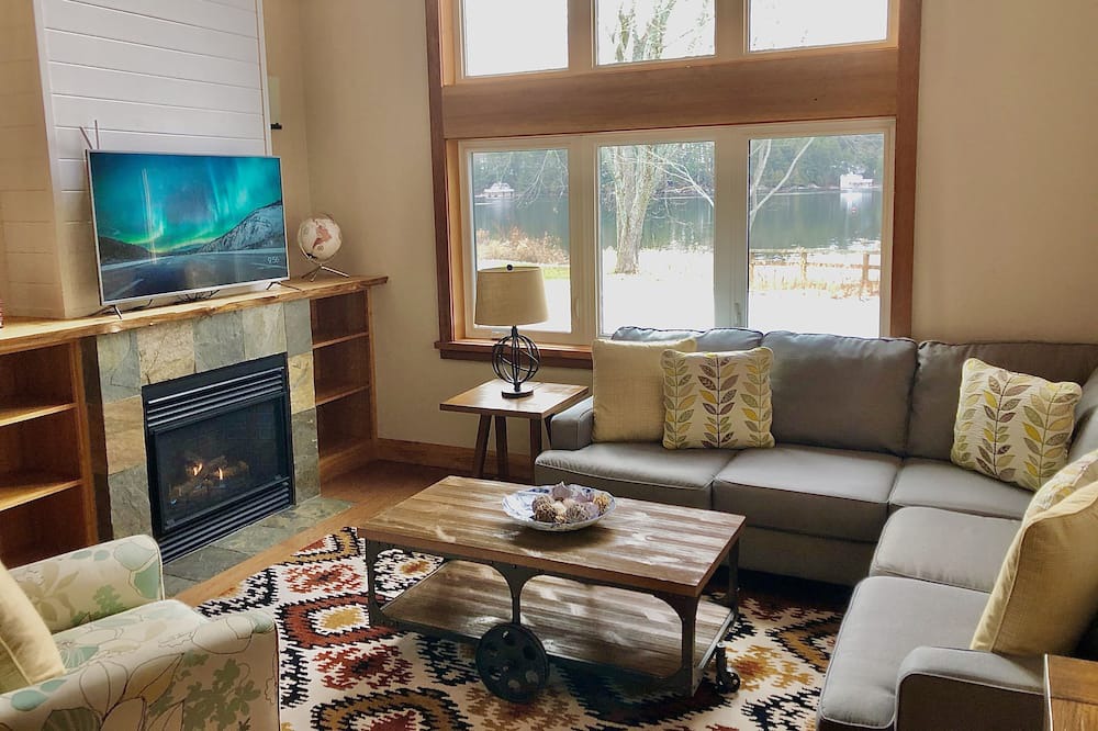 Photo of Livingroom in Muskoka Lakes