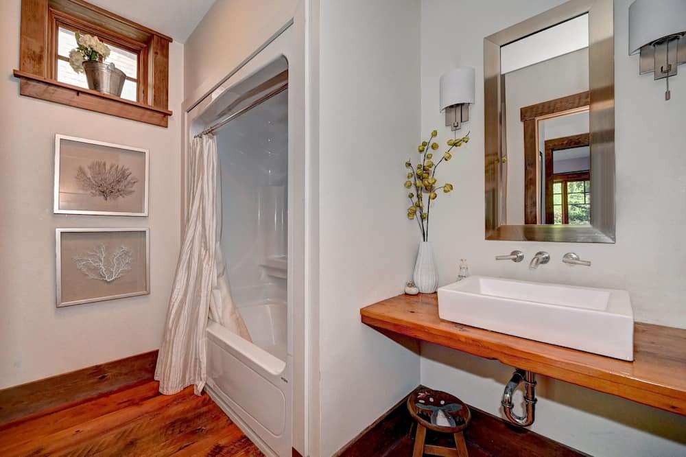 Photo of Bathroom in Grand River South