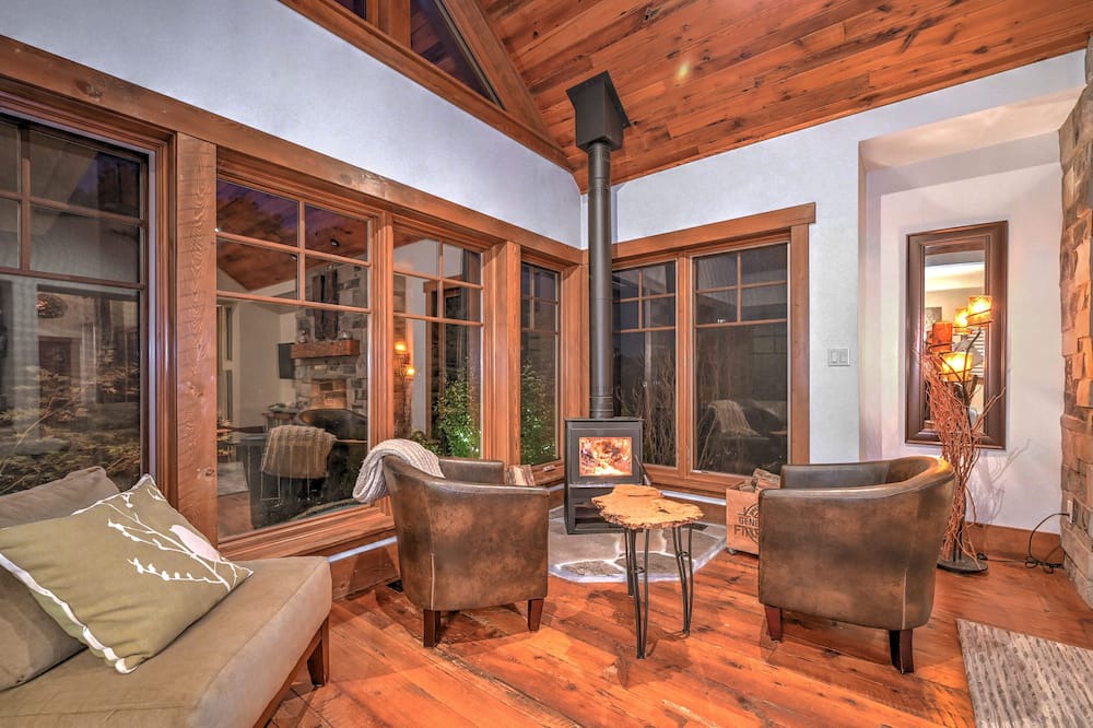 Photo of Livingroom in Grand River South