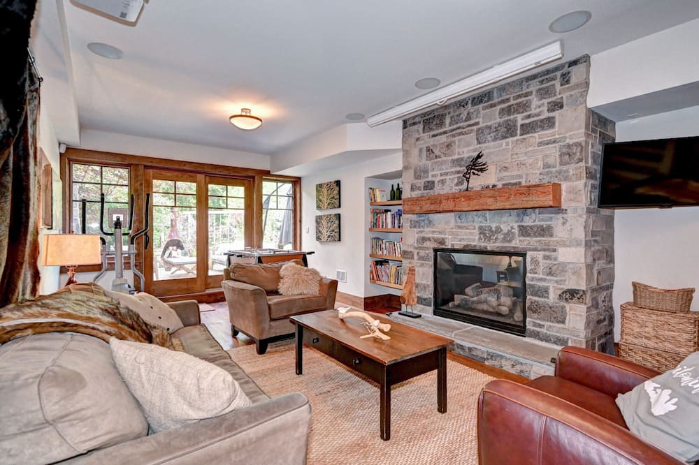 Photo of Livingroom in Grand River South