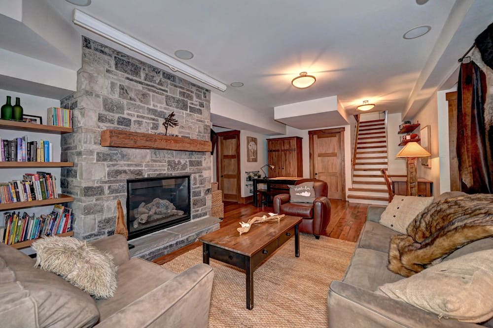 Photo of Livingroom in Grand River South