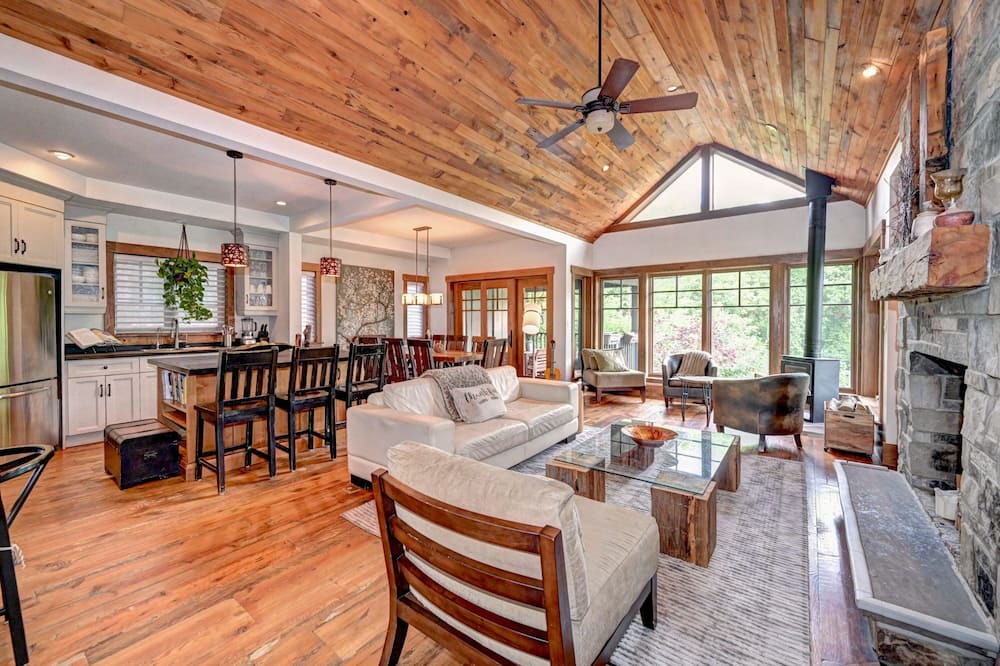 Photo of Livingroom in Grand River South
