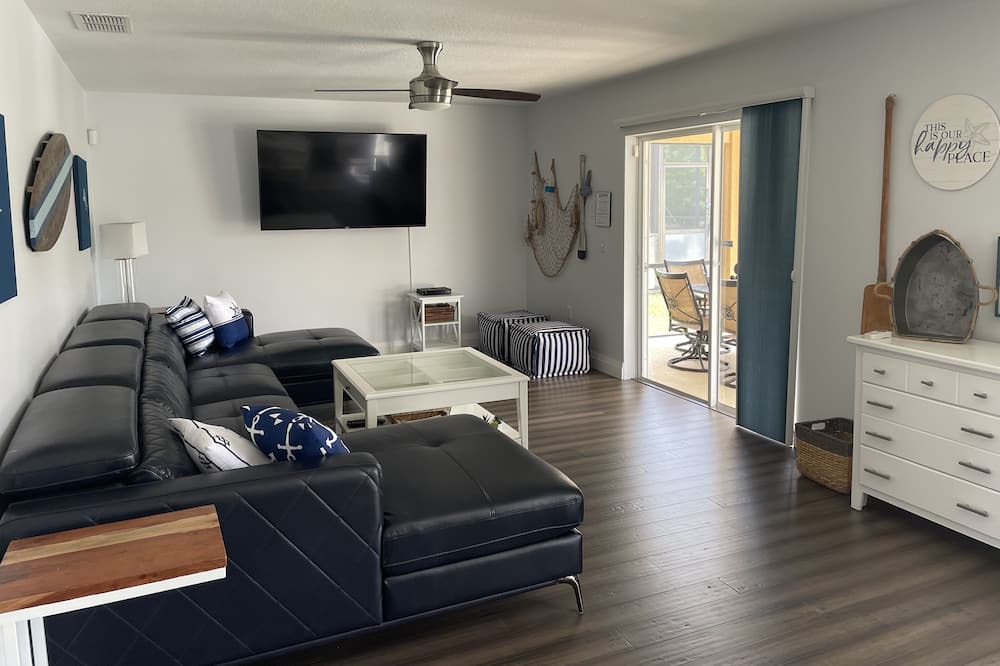 Photo of Livingroom in Lake Wilson Preserve