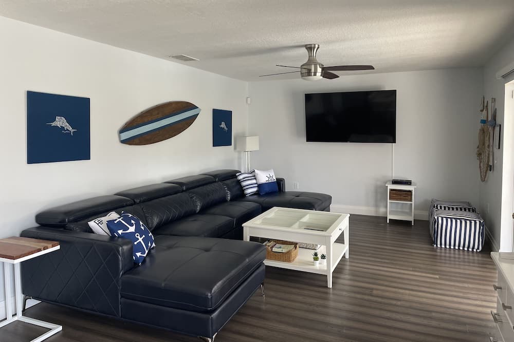 Photo of Livingroom in Lake Wilson Preserve