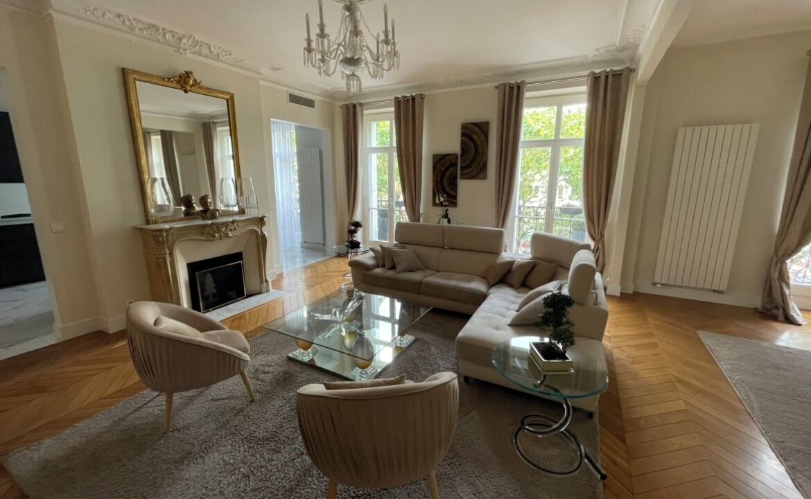 Photo of Livingroom in Champs-Elysees