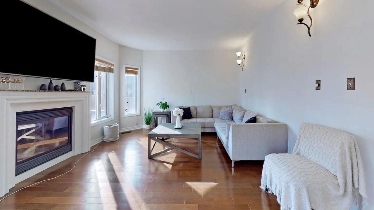 Photo of Livingroom in Churchill Meadows