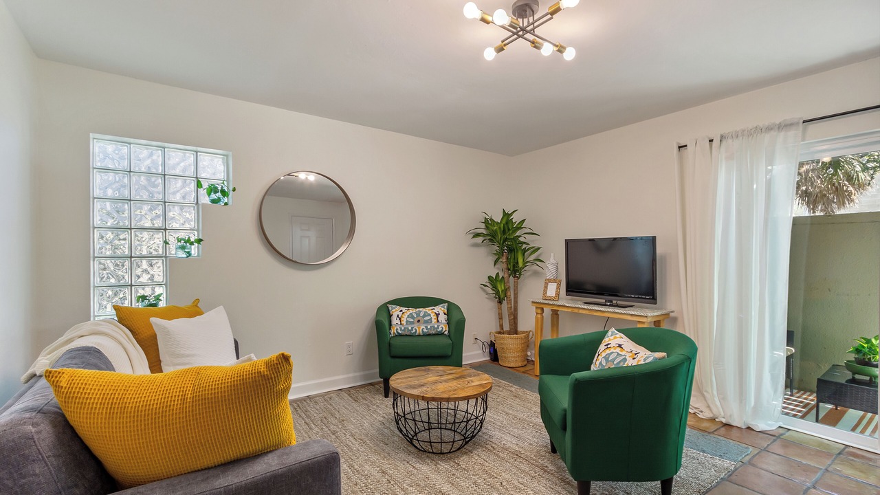 Photo of Livingroom in Historic Hyde Park North