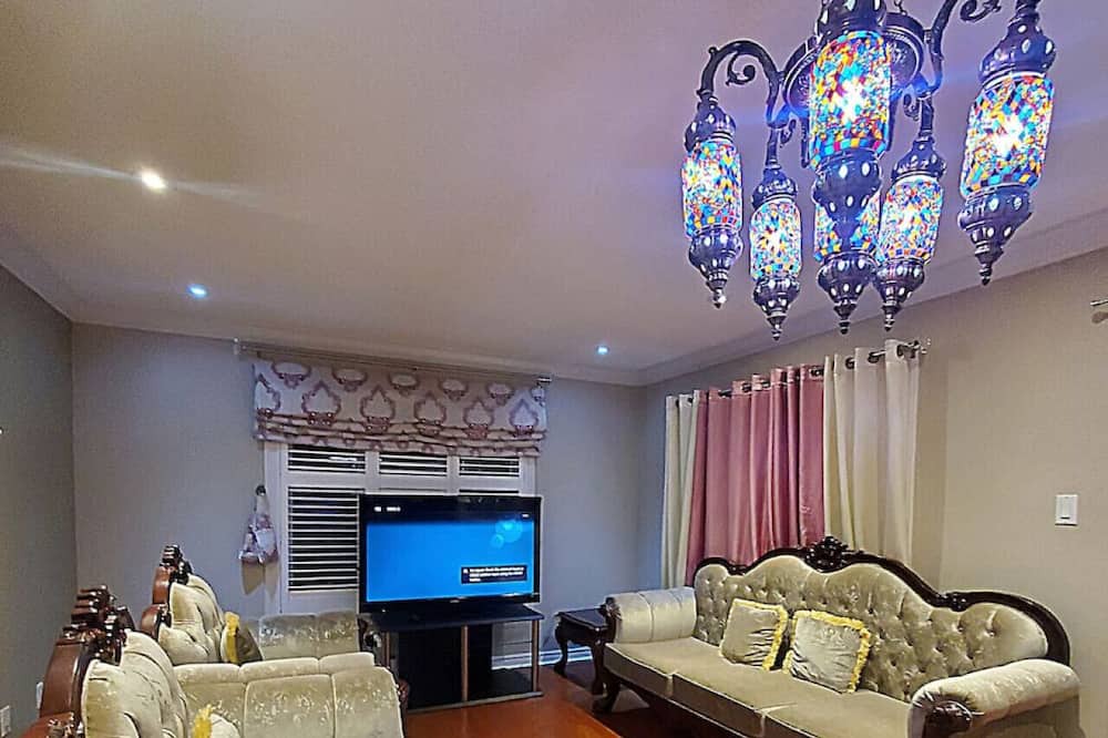 Photo of Livingroom in Churchill Meadows