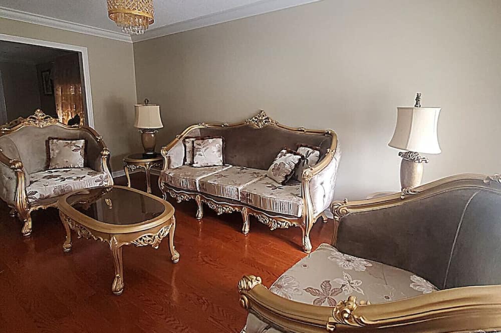 Photo of Livingroom in Churchill Meadows