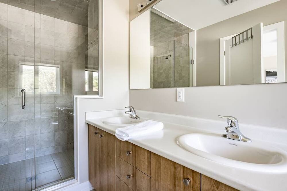 Photo of Bathroom in The Blue Mountains