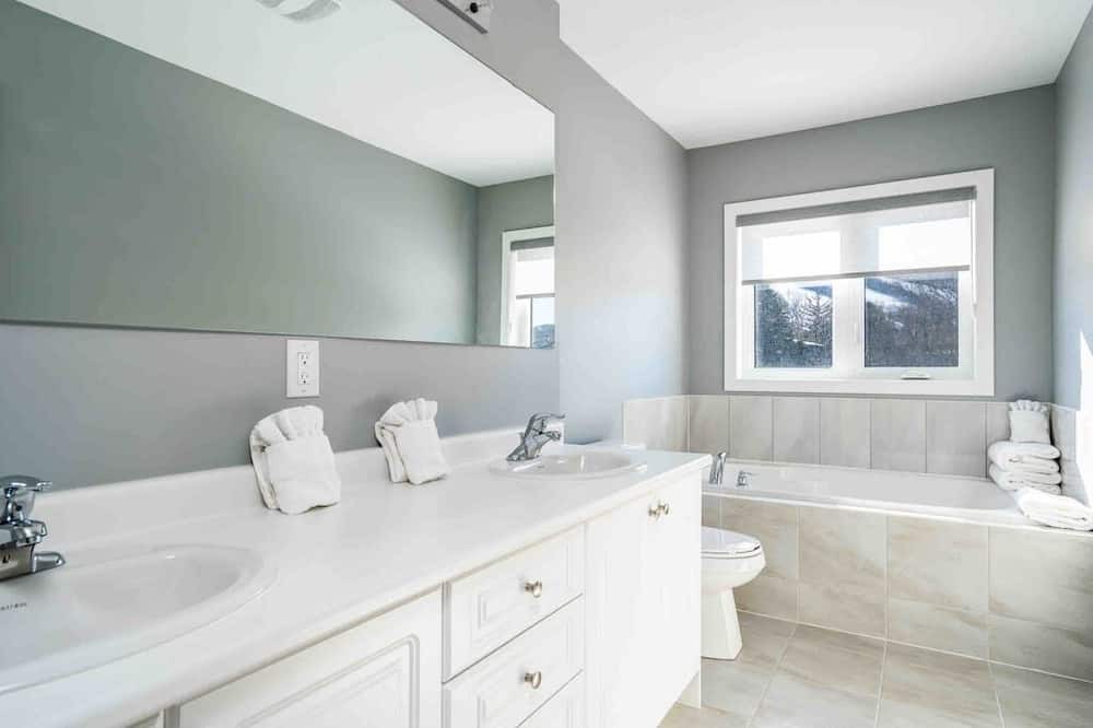 Photo of Bathroom in The Blue Mountains