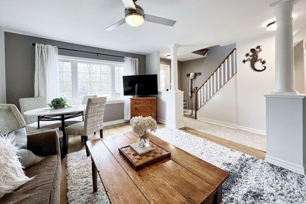 Photo of Livingroom in Whitchurch-Stouffville