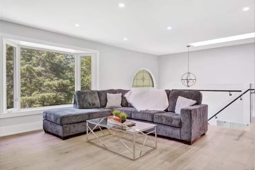 Photo of Livingroom in Caledon