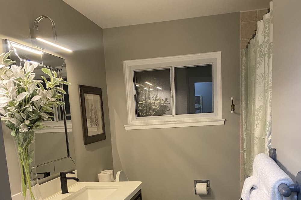 Photo of Bathroom in Applewood