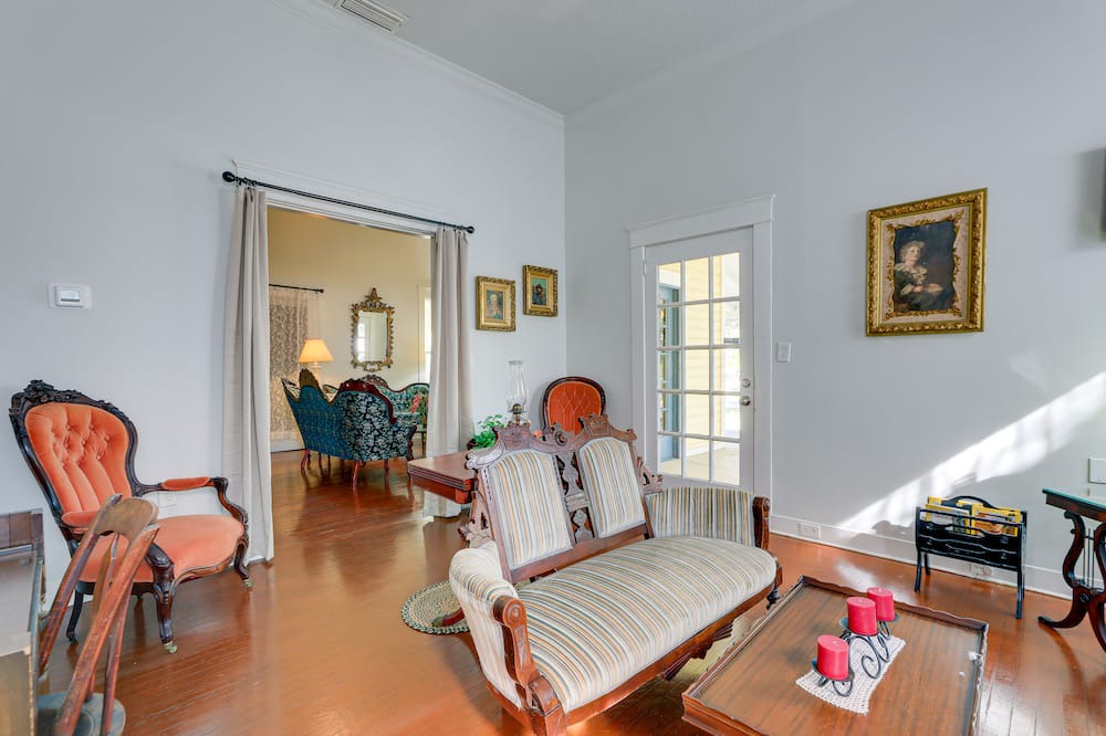 Photo of Livingroom in Arcadia Historic District