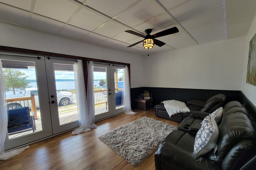 Photo of Livingroom in Deseronto