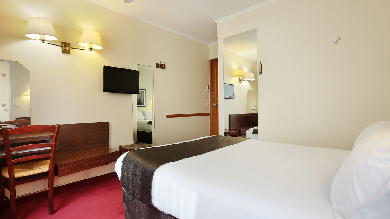 Photo of Bedroom in Sorbonne