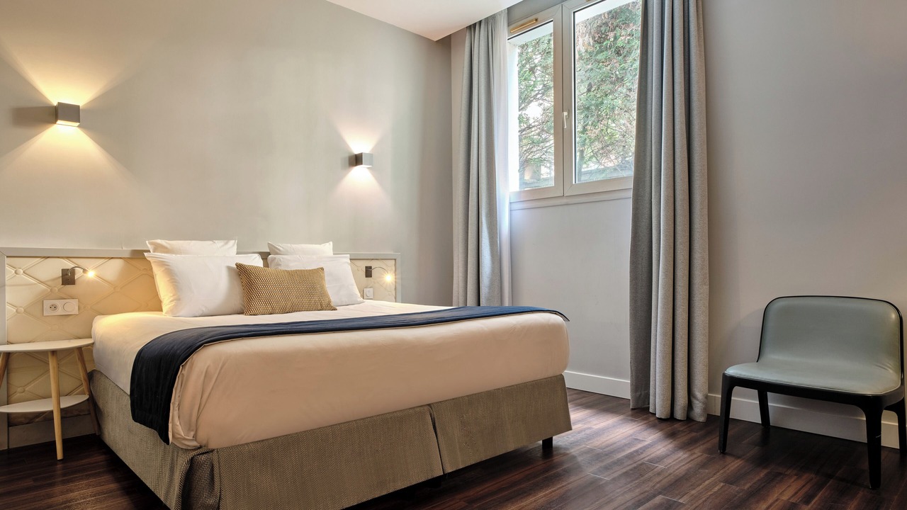 Photo of Bedroom in Suresnes