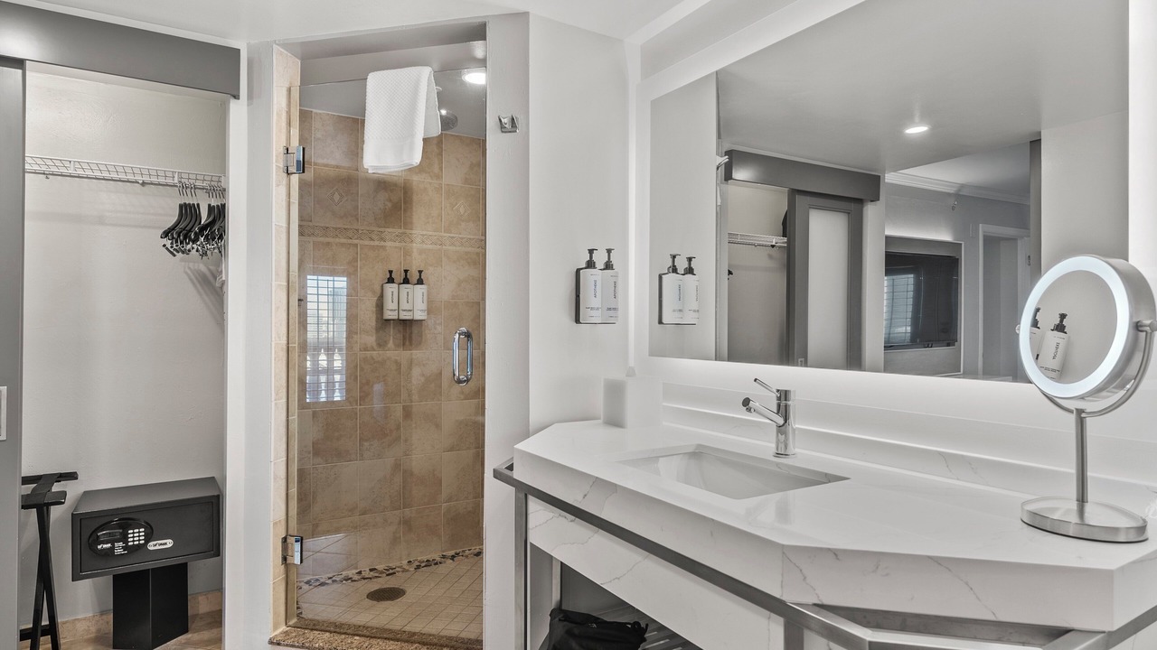Photo of Bathroom in Lake Dot