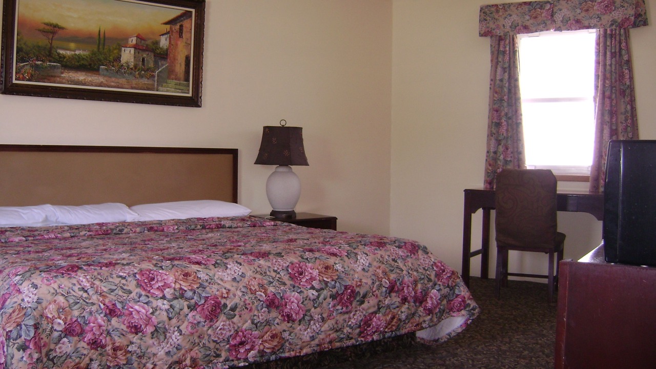 Photo of Bedroom in Mono
