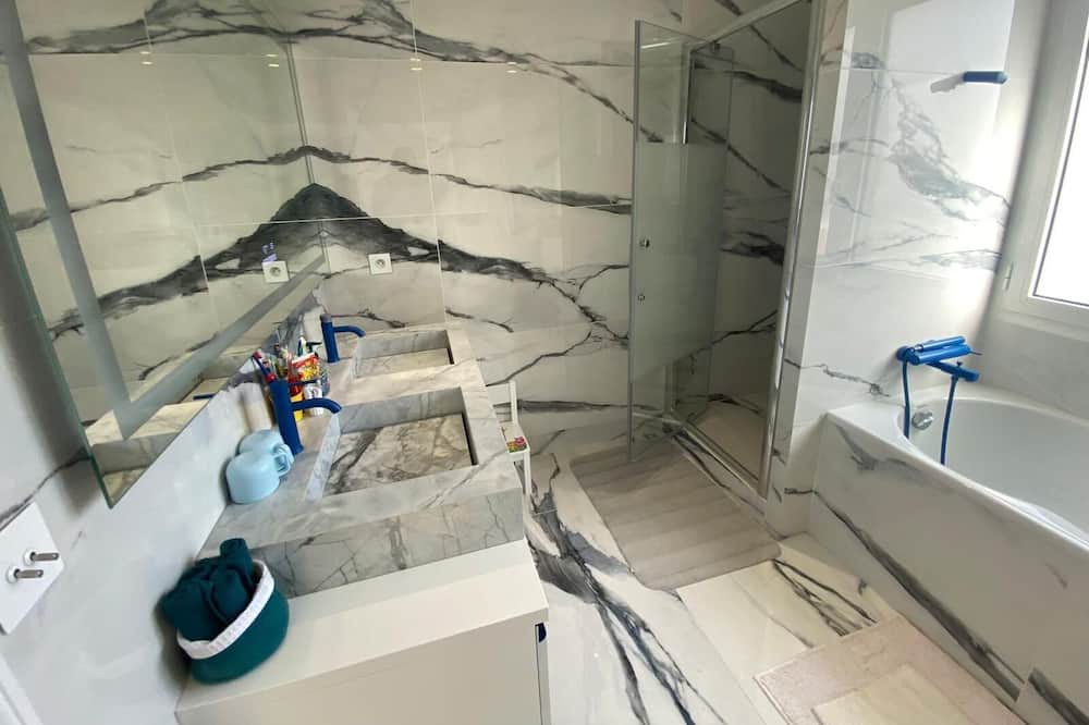 Photo of Bathroom in La Varenne Saint-Hilaire
