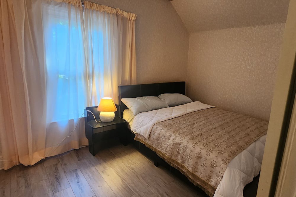 Photo of Bedroom in Davisville