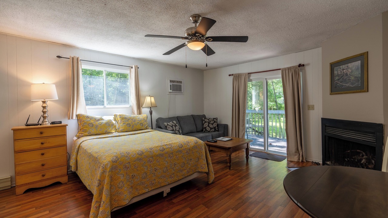 Photo of Livingroom in Lake of Bays