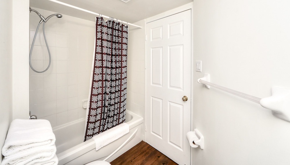 Photo of Bathroom in Bay Street Corridor