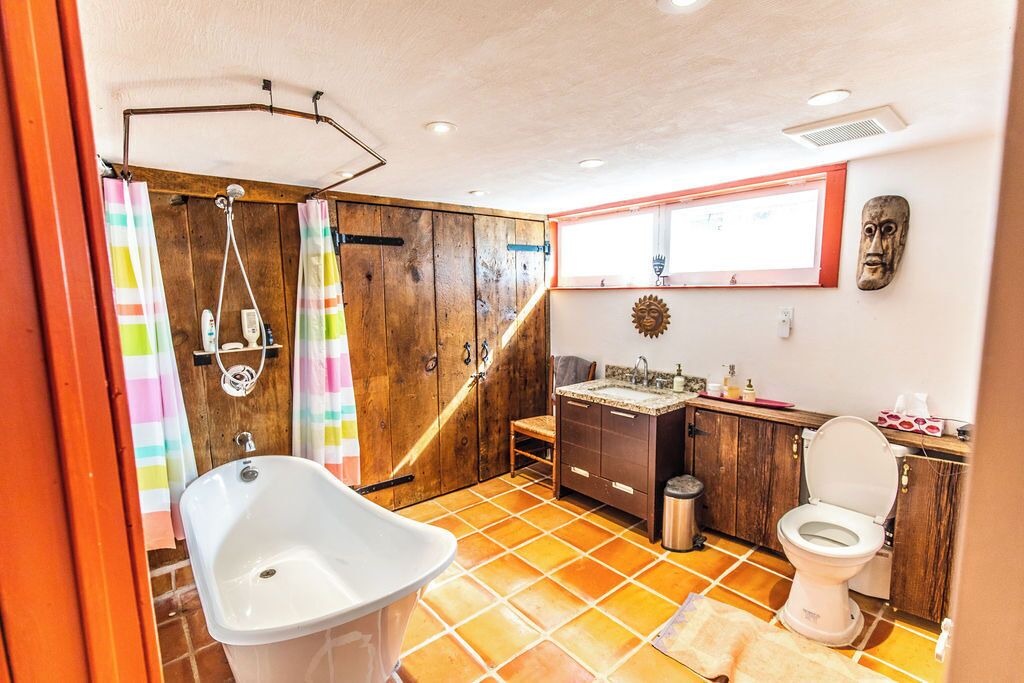 Photo of Bathroom in Oro Station