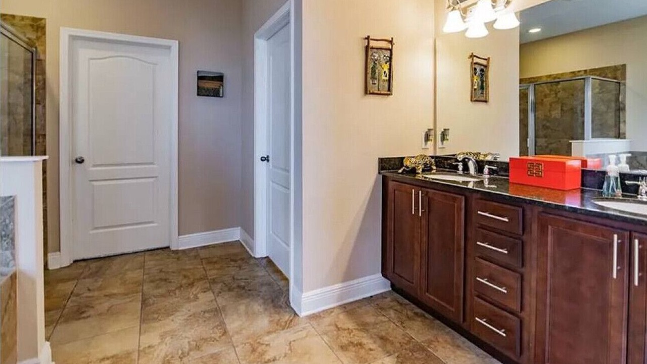 Photo of Bathroom in Carver City - Lincoln Gardens