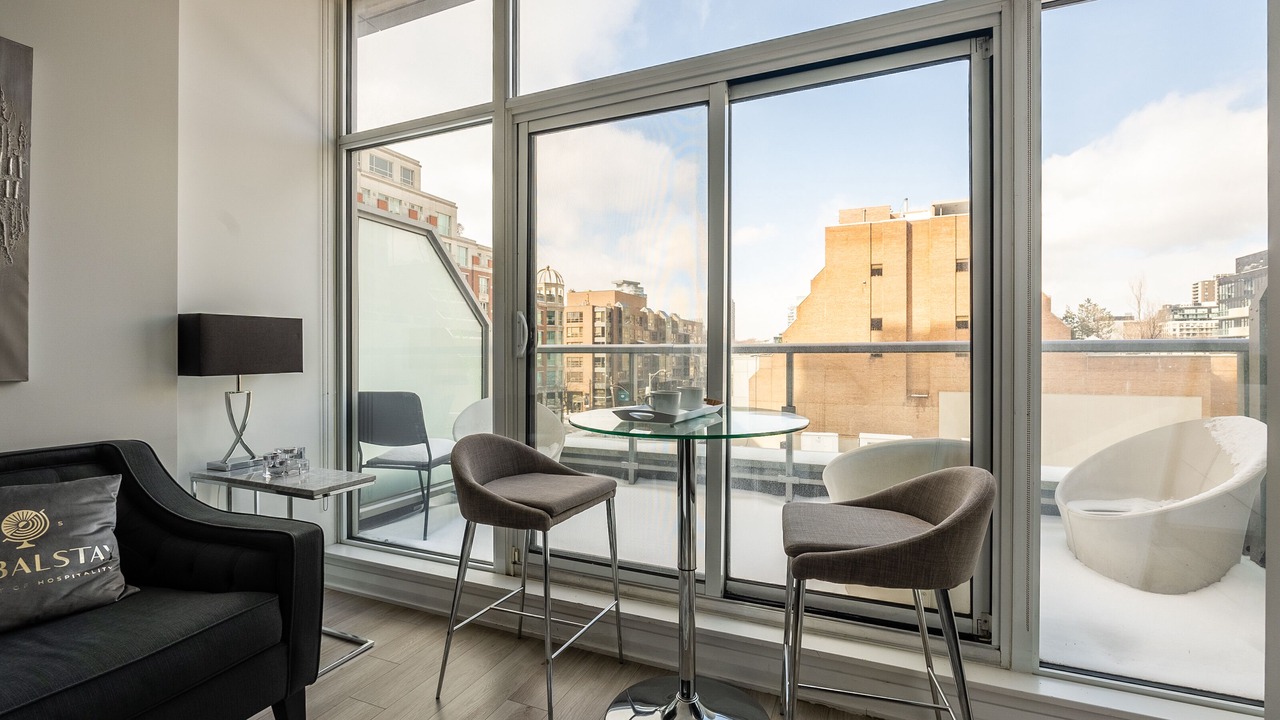 Photo of Livingroom in Bloor-Yorkville