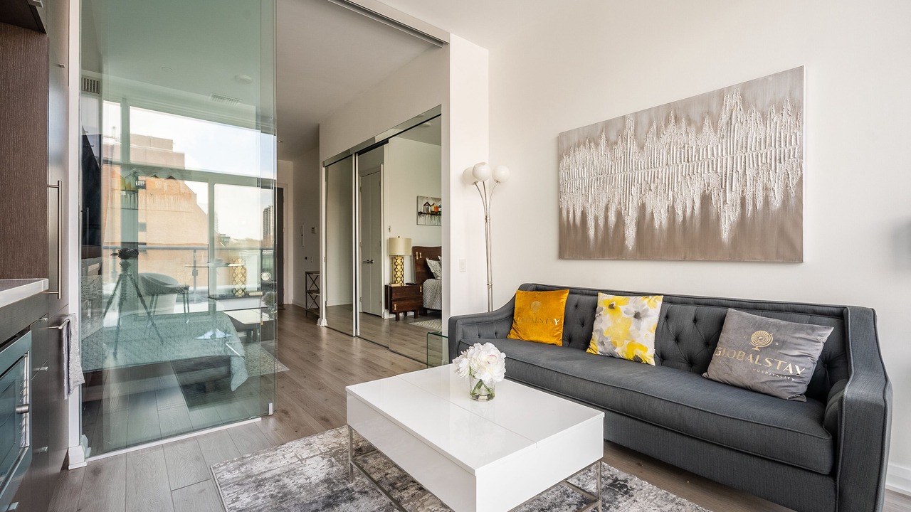 Photo of Livingroom in Bloor-Yorkville