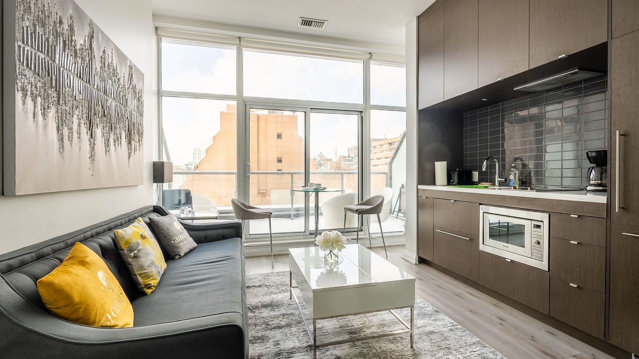 Photo of Livingroom in Bloor-Yorkville