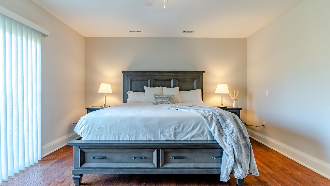 Photo of Bedroom in Mono
