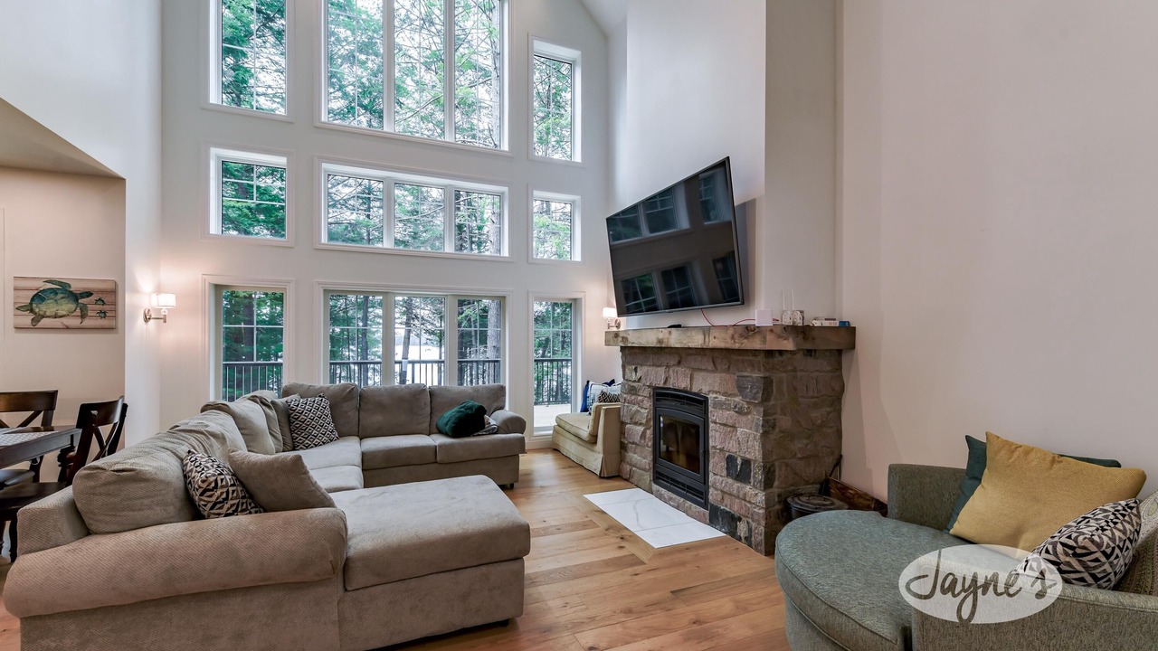 Photo of Livingroom in Burk's Falls