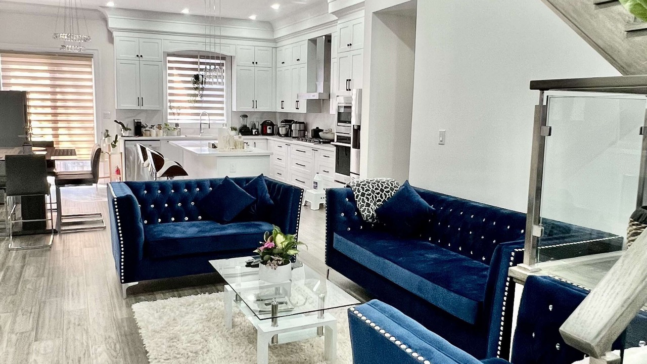 Photo of Livingroom in Clairlea - Birchmount