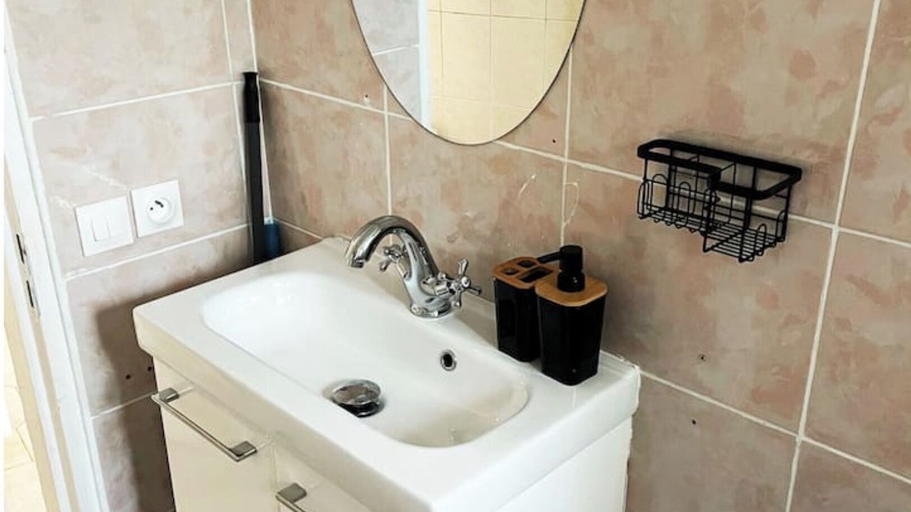 Photo of Bathroom in Stains