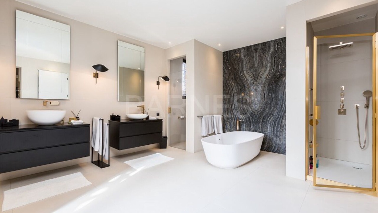 Photo of Bathroom in La Varenne Saint-Hilaire