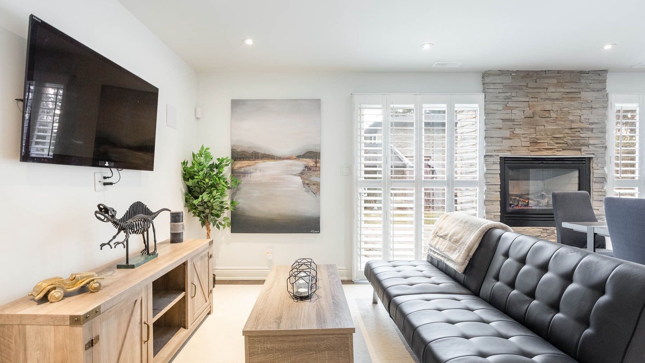 Photo of Livingroom in Clarkson-Lorne Park