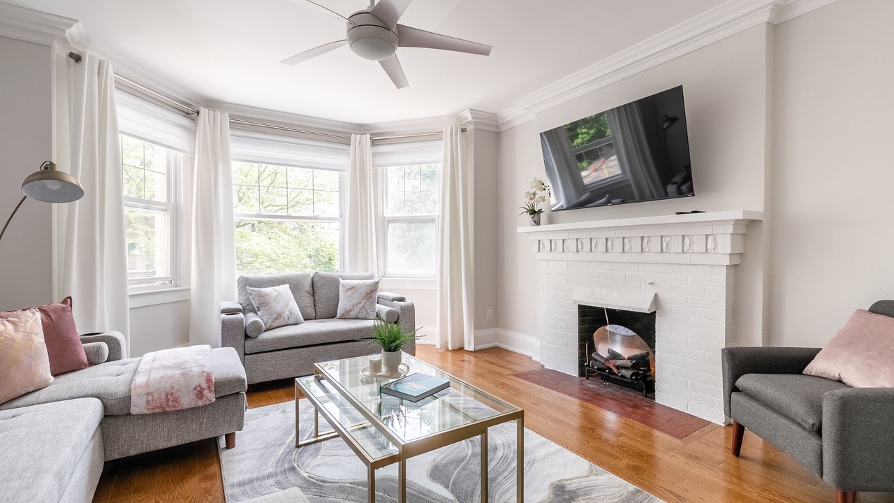 Photo of Livingroom in Humewood-Cedarvale
