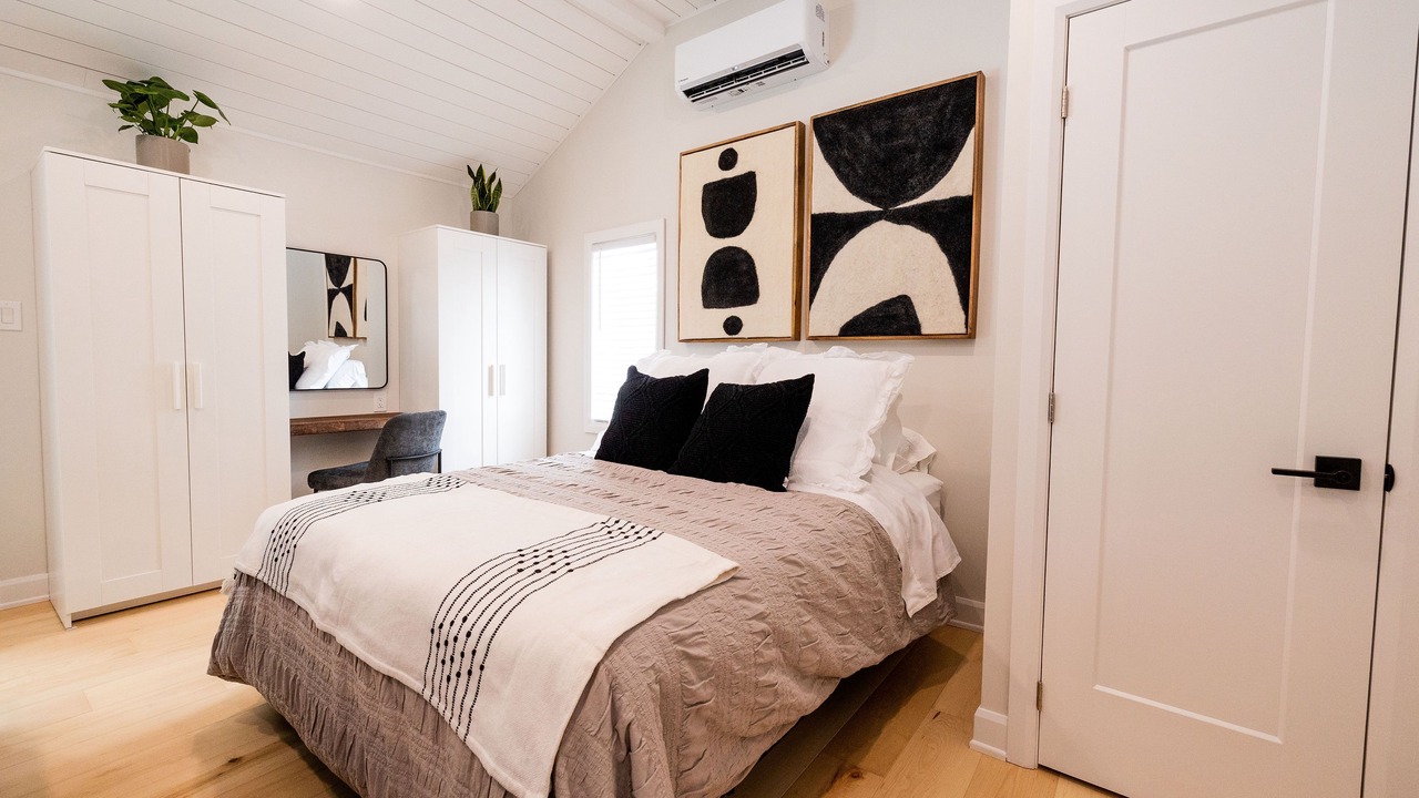 Photo of Bedroom in Mono