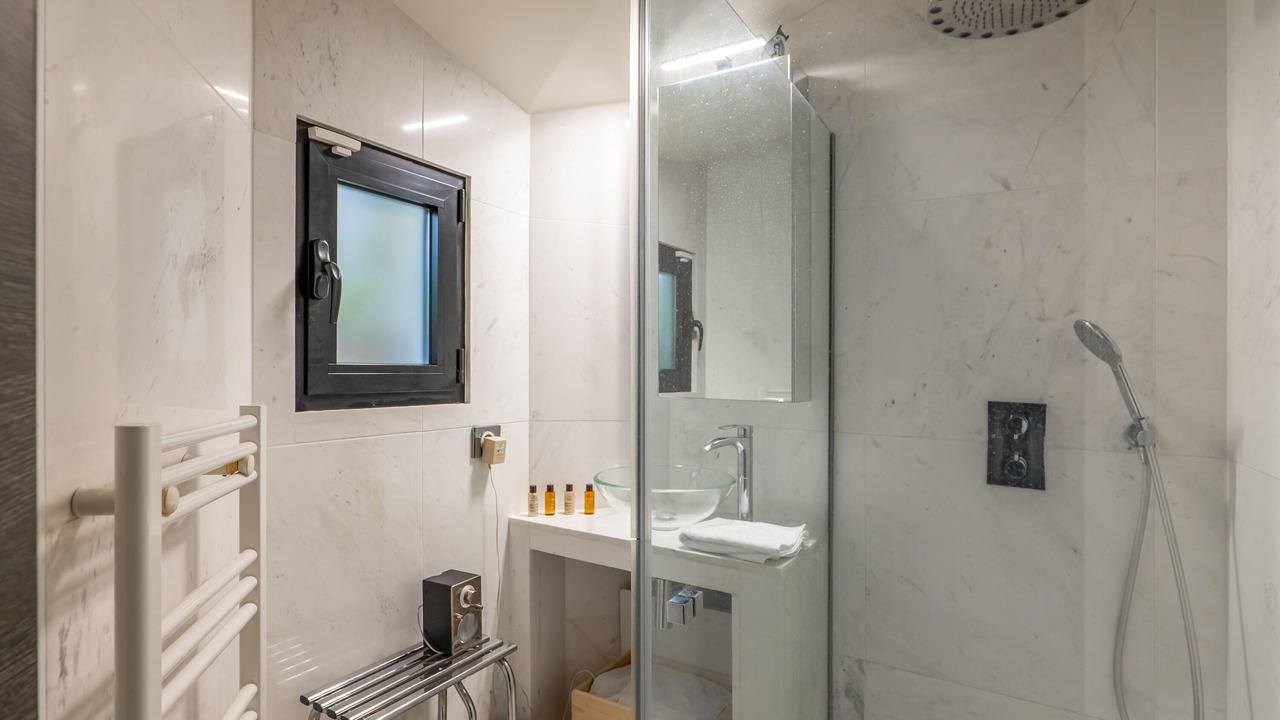 Photo of Bathroom in Combat