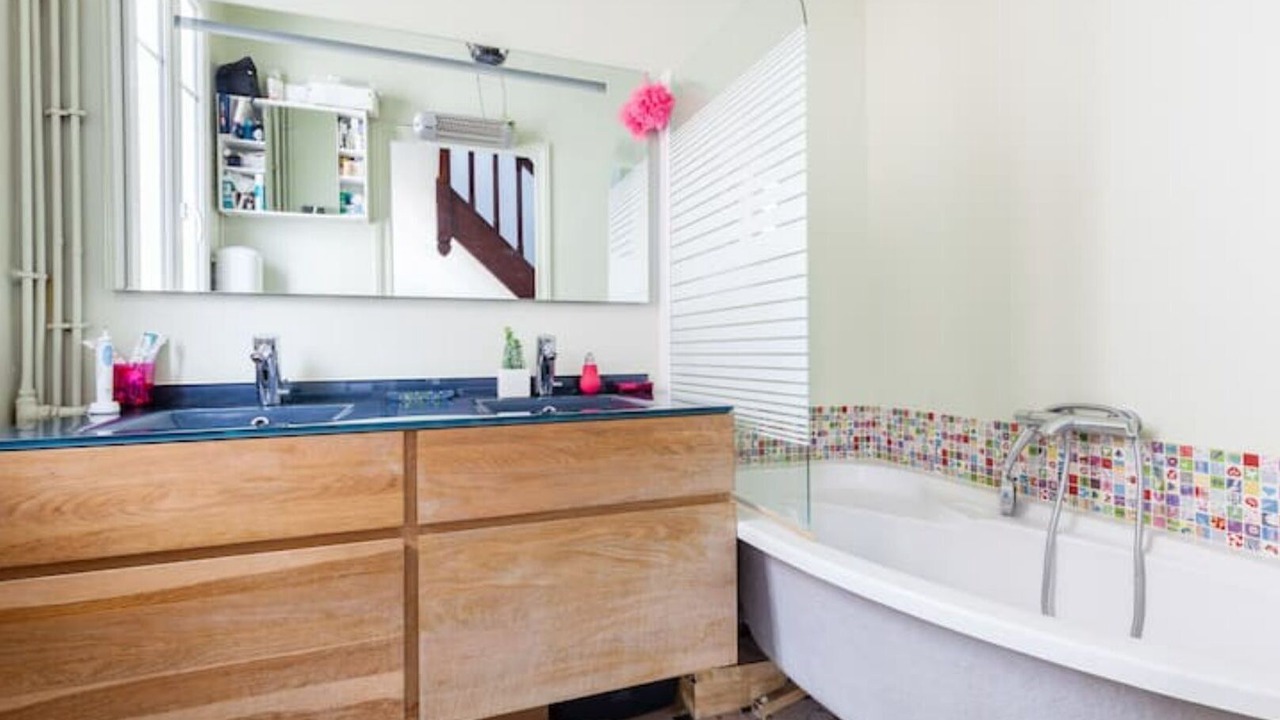 Photo of Bathroom in Combat