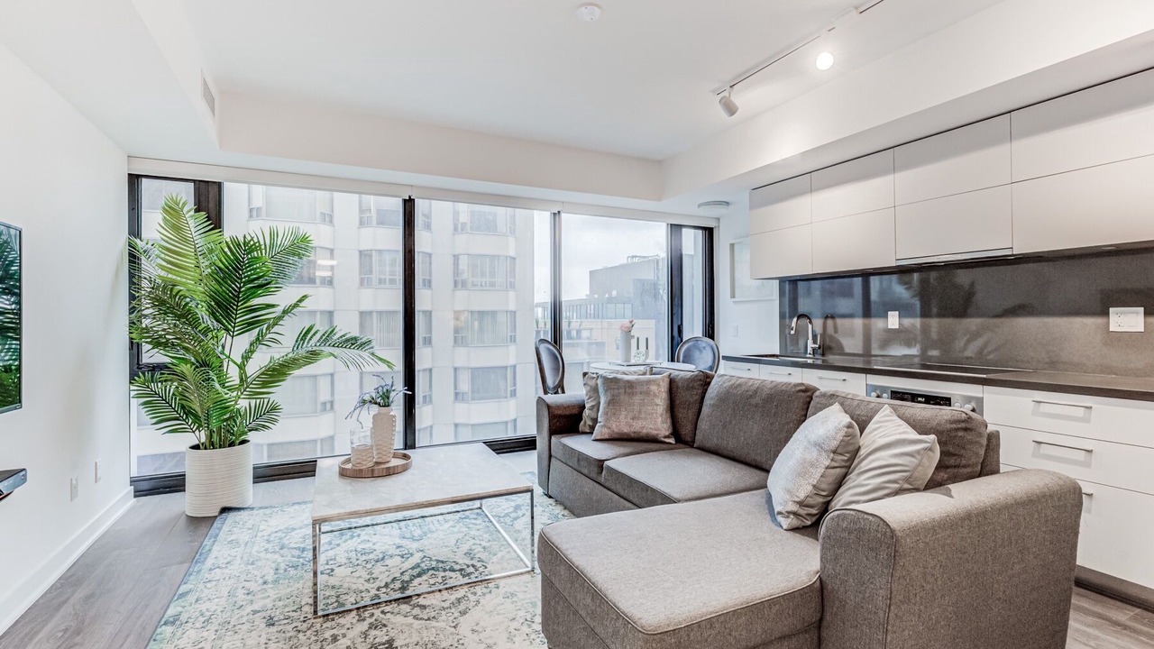 Photo of Livingroom in Bloor-Yorkville