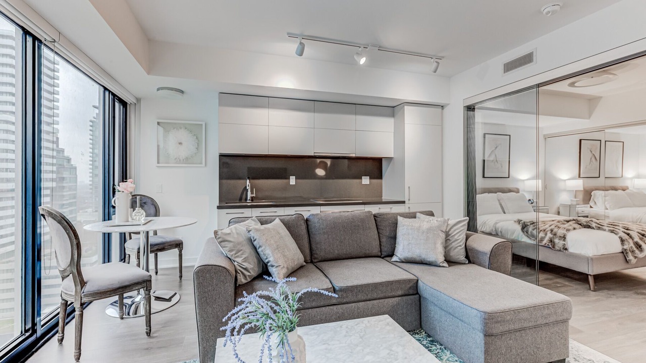 Photo of Livingroom in Bloor-Yorkville