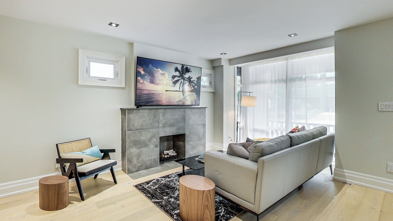 Photo of Livingroom in Yonge-Eglinton